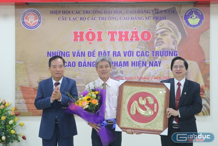 Lãnh đạo Hiệp hội cùng Hiệu trưởng Trường Cao đẳng Sư phạm Bắc Ninh tri ân Tiến sĩ Hồ Cảnh Hạnh. Ảnh: Ngọc Mai GDVN 11.JPG