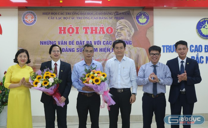 Ban Chủ nhiệm Câu lạc bộ Các trường cao đẳng sư phạm tặng hoa cho đơn vị đăng cai tổ chức hội thảo năm 2025 - Trường Cao đẳng Sư phạm Quảng Trị GDVN 12.JPG