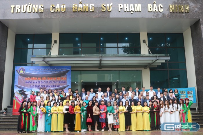 Lãnh đạo Hiệp hội Các trường đại học, cao đẳng Việt Nam, thành viên Câu lạc bộ Các trường cao đẳng sư phạm, giảng viên, sinh viên Trường Cao đẳng Sư phạm Bắc Ninh chụp ảnh kỉ niệm. Ảnh: Ngọc Mai GDVN 13.JPG