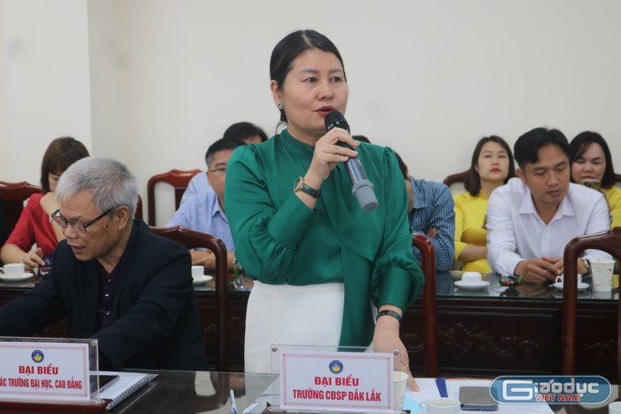 Tiến sĩ Lữ Thị Hải Yến – Chủ tịch Hội đồng trường Trường Cao đẳng Sư phạm Đắk Lắk thảo luận. Ảnh: Ngọc Mai GDVN 8.JPG