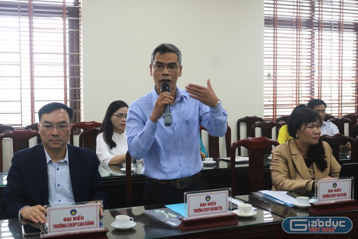 Thạc sĩ Nguyễn Trương Trưởng - Chủ tịch Hội đồng trường Trường Cao đẳng Sư phạm Quảng Trị thảo luận. Ảnh: Ngọc Mai GDVN 9.JPG