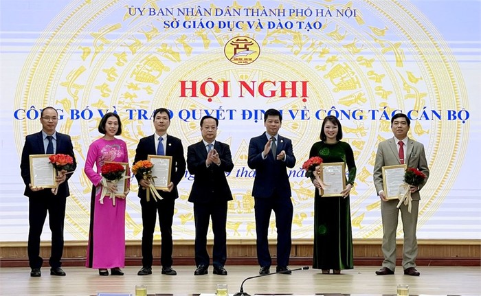 Lãnh đạo Sở Giáo dục và Đào tạo Hà Nội trao quyết định và tặng hoa cho 02 cán bộ quản lý các trường công lập và 03 công chức thuộc Sở. (Ảnh: Sở Giáo dục và Đào tạo Hà Nội). mk_20320241638.jpg