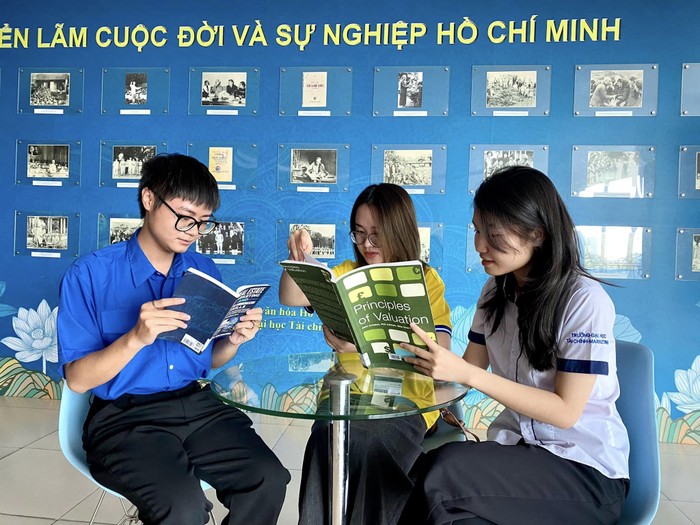 Sinh viên đọc sách tiếng Anh về chuyên ngành Thẩm định giá và Kinh doanh bất động sản tại Không gian văn hoá Hồ Chí Minh, Trường Đại học Tài chính - Marketing. (Ảnh: NTCC) Thẩm định giá 1.jpg