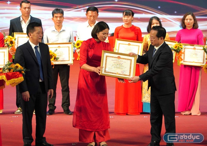 Nhà giáo Tăng Thị Hà – Giáo viên Giáo dục Quốc phòng và An ninh – Trường Trung học phổ thông Bất Bạt đạt giải Nhất Hội thi Giáo viên dạy giỏi Thành phố môn Vật lý, Hóa học, Giáo dục thể chất, Giáo dục quốc phòng và an ninh cấp trung học phổ thông năm học 2023-2024. GDVN GĐ 2.jpg
