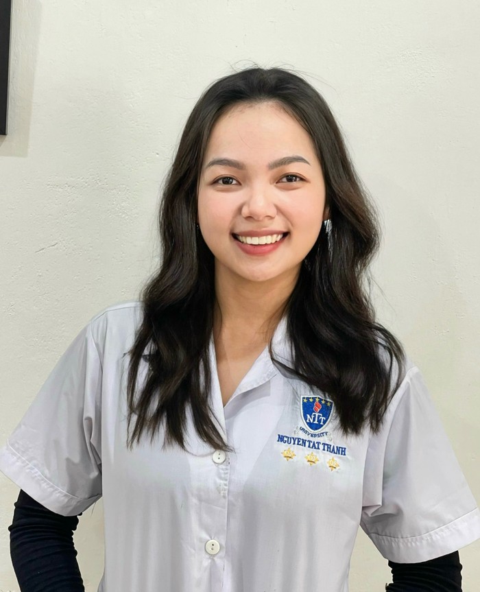 Sinh viên Võ Hoàng Lệ Giang học chuyên ngành Dược Lâm sàng, Khoa Dược, Trường Đại học Nguyễn Tất Thành Ảnh: NTCC Võ Hoàng Lệ Giang.JPG