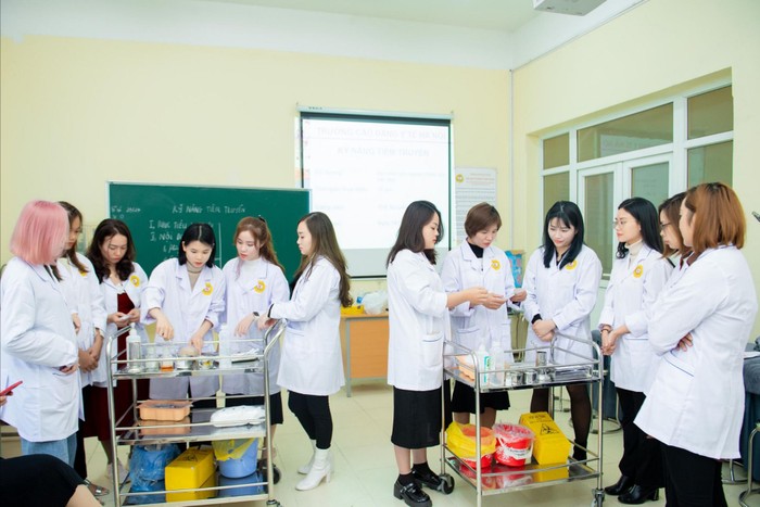 Sinh viên Trường Cao đẳng Y tế Hà Nội. (Ảnh: website nhà trường) SV Y Hà Nội.jpg