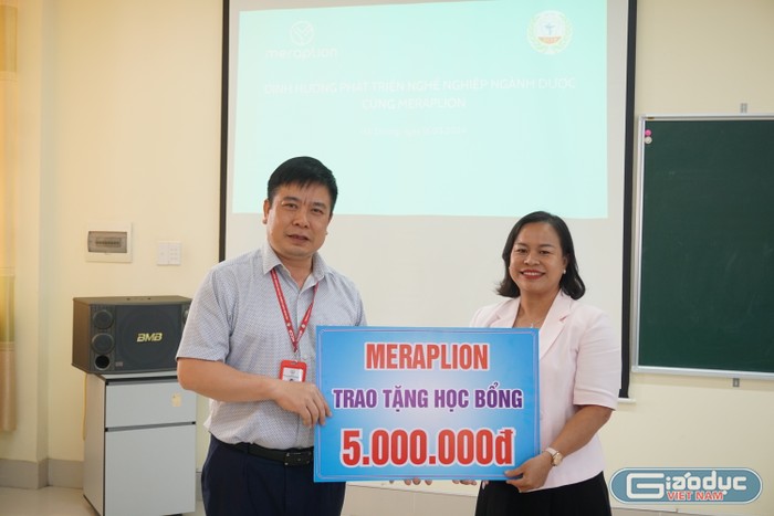 Công ty Cổ phẩn Tập đoàn Merap trao tặng học bổng cho Trường Cao đẳng Dược Trung ương Hải Dương GDVN 1.JPG