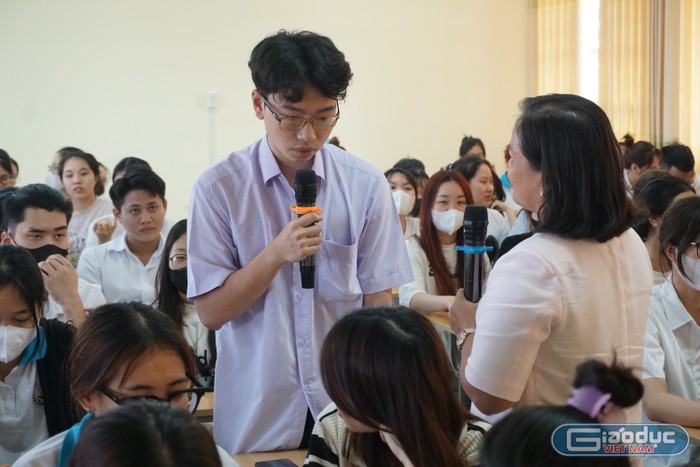 Sinh viên Nguyễn Phúc Thành giao lưu trong hội nghị. (Ảnh: Ngọc Mai) GDVN 3.JPG