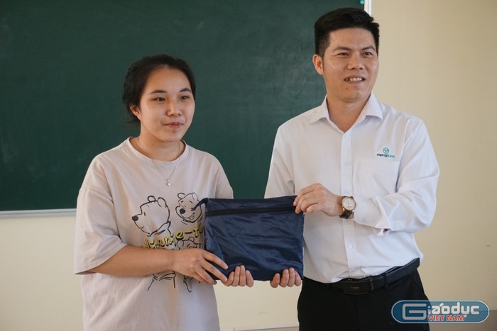 Sinh viên Nguyễn Thị Phương nhận quà trong hội nghị. (Ảnh: Ngọc Mai) GDVN 4.JPG