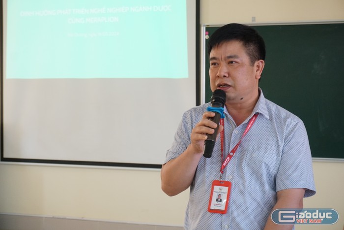 Thạc sĩ Bùi Xuân Khoa – Phó Hiệu trưởng Trường Cao đẳng Dược Trung ương Hải Dương phát biểu khai mạc hội nghị. (Ảnh: Ngọc Mai) GDVN.JPG
