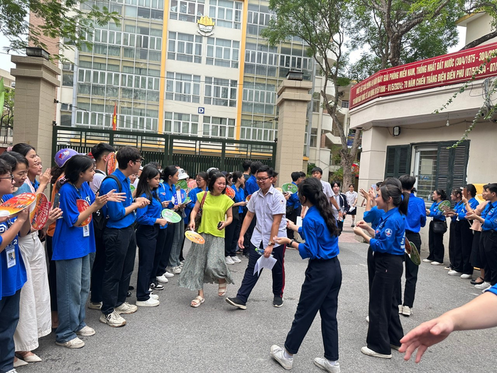 Thí sinh hoàn thành bài thi môn Ngoại ngữ chiều ngày 08/6/2024 tại Điểm thi Trường Trung học phổ thông Kim Liên. (Ảnh: Đào Hiền) Thí sinh hoàn thành bài thi môn Ngoại ngữ chiều ngày 08/6/2024 tại Điểm thi Trường Trung học phổ thông Kim Liên. (Ảnh: Đào Hiền)