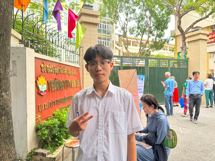 Thí sinh Nguyễn Gia Huy tự tin có thể đạt 9,5 điểm môn thi tiếng Anh. Ảnh: Đào Hiền Thí sinh Nguyễn Gia Huy tự tin có thể đạt 9,5 điểm môn thi tiếng Anh. Ảnh: Đào Hiền