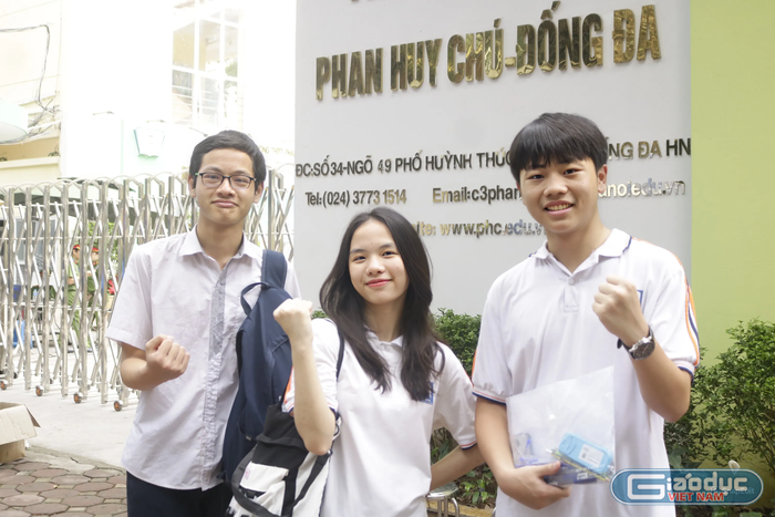 Ba học sinh học trung học cơ sở của Trường Trung học phổ thông Chuyên Hà Nội - Amsterdam thể hiện quyết tâm hoàn thành xuất sắc kỳ thi vào 10 năm học 2024-2025. (Ảnh: Ngọc Mai) GDVN.jpeg