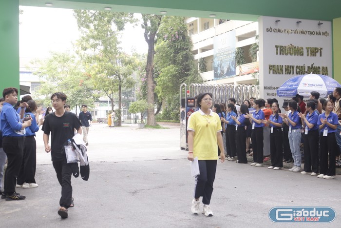 Ảnh chụp một số thí sinh ra khỏi phòng thi đầu tiên trong buổi chiều thi Ngoại ngữ tại Điểm thi Trường Trung học phổ thông Phan Huy Chú - Đống Đa. (Ảnh: Ngọc Mai) GDVN (499).JPG