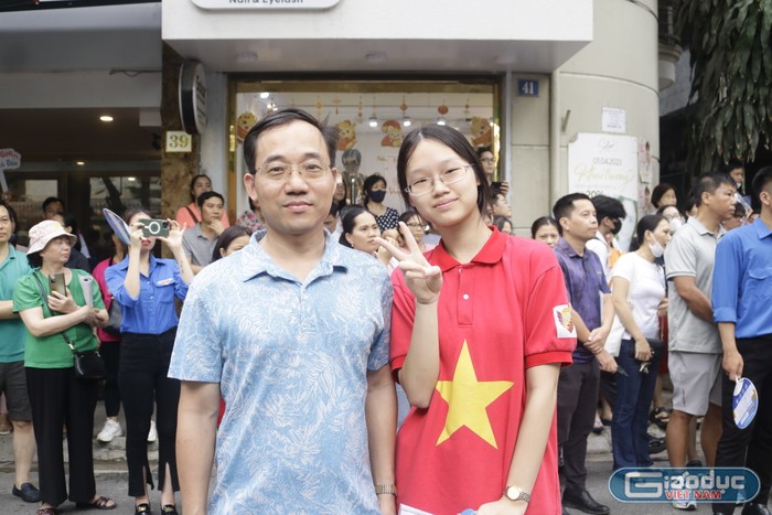Hai bố con em Diệp chụp ảnh sau khi kết thúc bài thi tiếng Anh. Theo chia sẻ của Diệp, bố mẹ luôn đồng hành cùng em trong những ngày thi vào 10. (Ảnh: Ngọc Mai) GDVN (511).JPG