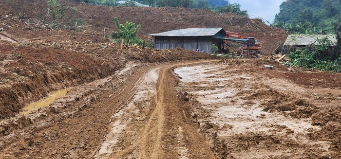 Một đoạn đường di chuyển đến nhà dân khá lầy lội do mưa bão. (Ảnh: NTCC) IMG_20240913_215813.jpg
