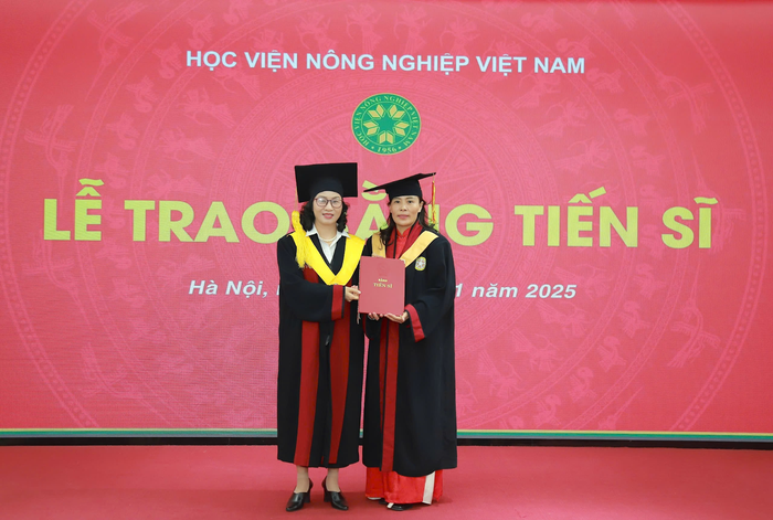 Giáo sư, Tiến sĩ, Nhà giáo ưu tú Nguyễn Thị Lan - Bí thư Đảng ủy, Giám đốc Học viện Nông nghiệp Việt Nam, Đại biểu Quốc hội khóa XV trao bằng tiến sĩ cho cô Lê Thị Loan. (Ảnh: NTCC)