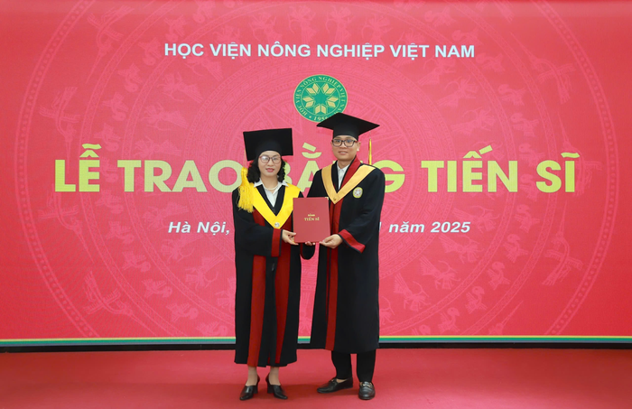 Nghiên cứu sinh Nguyễn Quảng Nam nhận bằng tiến sĩ (Ảnh: NTCC)