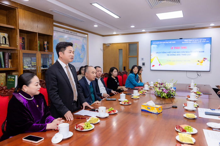 Ông Đinh Hoàng Linh - Tổng lãnh sự Việt Nam tại Khỏn Kèn, Vương quốc Thái Lan phát biểu tại buổi trao tặng sách.