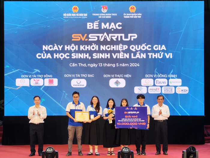 Đội thi Trường Đại học Sư phạm Kỹ thuật Thành phố Hồ Chí Minh nhận giải Nhì tại cuộc thi SV-STARTUP lần VI năm 2024. (Ảnh: website nhà trường)