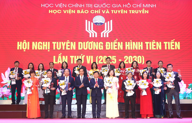 Phó Giáo sư, Tiến sĩ Hoàng Phúc Lâm cùng Phó Giáo sư, Tiến sĩ Phạm Minh Sơn chụp ảnh lưu niệm với các tập thể, cá nhân được tuyên dương Điển hình tiến tiến của Học viện Báo chí và Tuyên truyền. (Ảnh: NTCC)