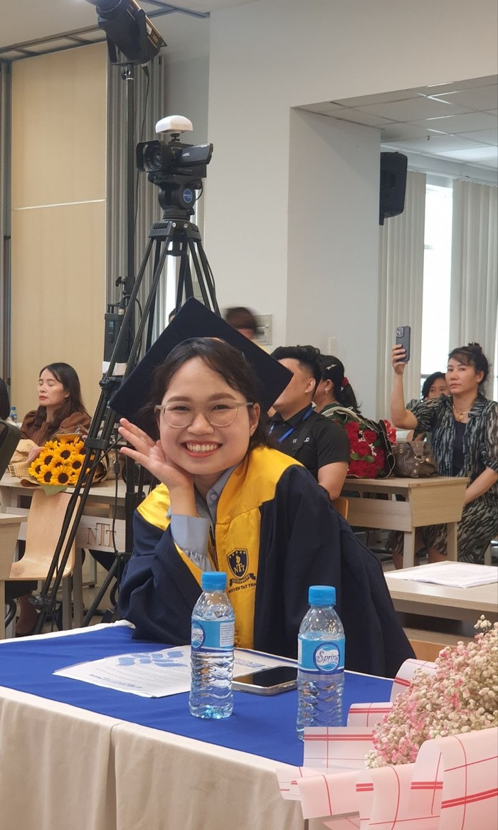 Kỹ sư Võ Thị Tú Bình - từng là thủ khoa đầu ra ngành Công nghệ sinh học, cựu sinh viên lớp 19DSH1A, Trường Đại học Nguyễn Tất Thành. Ảnh: NVCC. Kỹ sư Võ Thị Tú Bình - từng là thủ khoa đầu ra ngành Công nghệ sinh học, cựu sinh viên lớp 19DSH1A, Trường Đại học Nguyễn Tất Thành. Ảnh: NVCC.