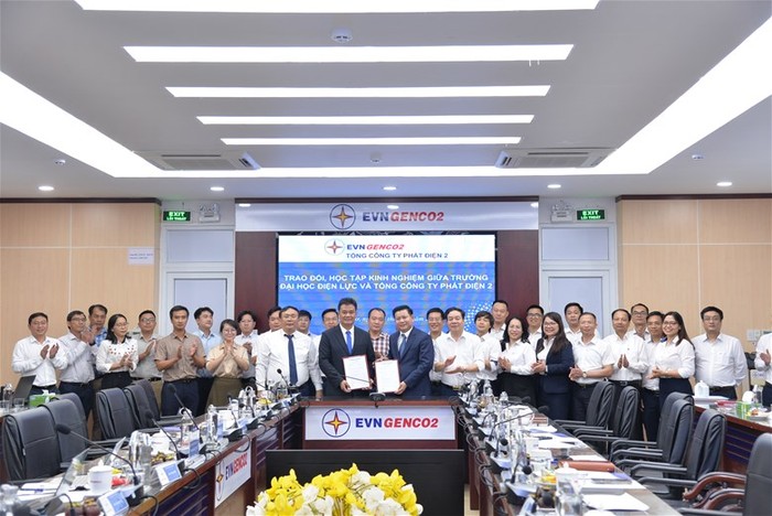 Nhân dịp này, Trường Đại học Điện lực và Tổng công ty Phát điện 2 đã tổ chức ký kết Biên bản ghi nhớ hợp tác trong lĩnh vực phát triển nguồn nhân lực chất lượng cao các khối ngành kỹ thuật. Ảnh: NTCC. Nhân dịp này, Trường Đại học Điện lực và Tổng công ty Phát điện 2 đã tổ chức ký kết Biên bản ghi nhớ hợp tác trong lĩnh vực phát triển nguồn nhân lực chất lượng cao các khối ngành kỹ thuật. Ảnh: NTCC.