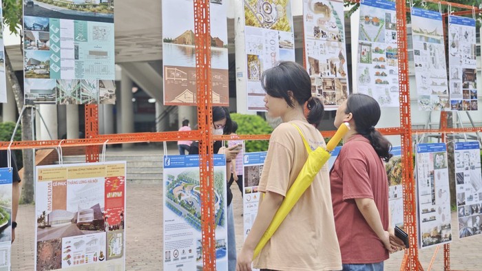 Thí sinh tham gia môn thi năng khiếu Vẽ Mỹ thuật tại Trường Đại học Xây dựng Hà Nội. Ảnh: Website nhà trường. 449723883_896810959137605_4881198359233309946_n.jpg