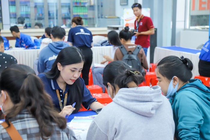 Buổi hướng dẫn tuyển sinh, nhập học tại Trường Đại học Nguyễn Tất Thành. Ảnh: NTCC. nttu-26-4246.jpg