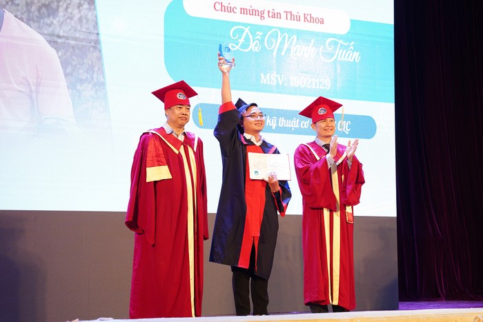Đỗ Mạnh Tuấn nhận bằng tốt nghiệp thủ khoa ngành Công nghệ kỹ thuật cơ điện tử. Ảnh: NVCC. Đỗ Mạnh Tuấn nhận bằng tốt nghiệp thủ khoa ngành Công nghệ kỹ thuật cơ điện tử. Ảnh: NVCC.