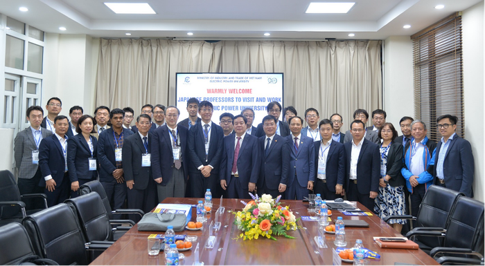Trường Đại học Điện lực đã thành lập mạng lưới doanh nghiệp, mạng lưới chuyên gia Khoa Điện tử - Viễn thông, trong đó có nhiều doanh nghiệp lớn trong lĩnh vực công nghiệp bán dẫn. Ảnh: NVCC. Picture1.png