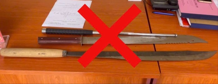 Một số công cụ hỗ trợ, vũ khí thô sơ em Nguyễn Quang Minh giao nộp Công an phường Mai Dịch để góp phần đảm bảo an ninh trật tự. Ảnh: NTCC. z5814749600885-20897363f6087d961165901f79f1d0b0-1725932771.jpg
