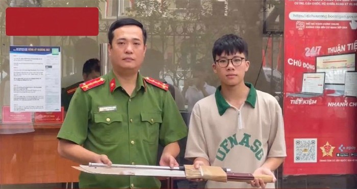 Sinh viên Nguyễn Quang Minh - Khoa Quản lý Công nghiệp và Năng lượng, khóa D19, Trường Đại học Điện lực giao nộp cho Công an phường Mai Dịch, quận Cầu Giấy, Hà Nội nhiều công cụ hỗ trợ, vũ khí thô sơ ngoài công viên, góp phần đảm bảo an ninh trật tự tại địa phương. Ảnh: NTCC. Sinh viên Nguyễn Quang Minh - Khoa Quản lý Công nghiệp và Năng lượng, khóa D19, Trường Đại học Điện lực giao nộp cho Công an phường Mai Dịch, quận Cầu Giấy, Hà Nội nhiều công cụ hỗ trợ, vũ khí thô sơ ngoài công viên, góp phần đảm bảo an ninh trật tự tại địa phương. Ảnh: NTCC.