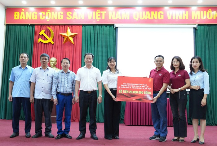 Cấp ủy, chính quyền phường Trần Phú tiếp nhận 20 triệu đồng. Ảnh: NVCC. Cấp ủy, chính quyền phường Trần Phú tiếp nhận 20 triệu đồng. Ảnh: NVCC.