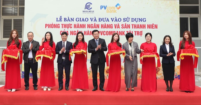 Lễ bàn giao và đưa vào sử dụng Phòng thực hành ngân hàng và Sân thanh niên của Ngân hàng PVcomBank tại Trường Đại học Điện lực. Ảnh: NTCC.