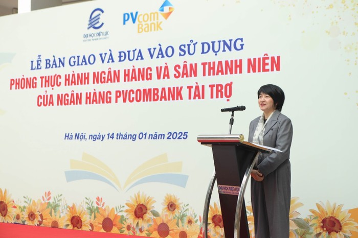 Bà Nguyễn Thúy Hạnh - Phó Tổng Giám đốc PVcomBank phát biểu tại buổi lễ. Ảnh: NTCC.