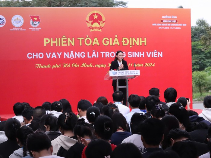 Thạc sĩ Phùng Thị Hương Lan - Phó Giám đốc Trung tâm Quản lý Ký túc xá phát biểu khai mạc phiên tòa giả định. Ảnh: Trung tâm Quản lý Ký túc xá, Đại học Quốc gia Thành phố Hồ Chí Minh. Thạc sĩ Phùng Thị Hương Lan - Phó Giám đốc Trung tâm Quản lý Ký túc xá phát biểu khai mạc phiên tòa giả định. Ảnh: Trung tâm Quản lý Ký túc xá, Đại học Quốc gia Thành phố Hồ Chí Minh.
