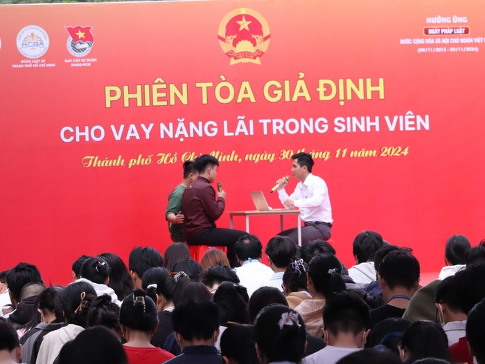 Hoạt cảnh Hành chính cụm nhà hỗ trợ, tư vấn cho sinh viên tố cáo đối tượng cho vay nặng lãi. Ảnh: Trung tâm Quản lý Ký túc xá, Đại học Quốc gia Thành phố Hồ Chí Minh. Hoạt cảnh Hành chính cụm nhà hỗ trợ, tư vấn cho sinh viên tố cáo đối tượng cho vay nặng lãi. Ảnh: Trung tâm Quản lý Ký túc xá, Đại học Quốc gia Thành phố Hồ Chí Minh.