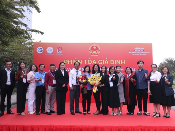 Trung tâm Quản lý Ký túc xá, Ban Cán sự Đoàn Đại học Quốc gia Thành phố Hồ Chí Minh và Đoàn Luật sư Thành phố Hồ Chí Minh chụp hình lưu niệm. Ảnh: Trung tâm Quản lý Ký túc xá, Đại học Quốc gia Thành phố Hồ Chí Minh. Trung tâm Quản lý Ký túc xá, Ban Cán sự Đoàn Đại học Quốc gia Thành phố Hồ Chí Minh và Đoàn Luật sư Thành phố Hồ Chí Minh chụp hình lưu niệm. Ảnh: Trung tâm Quản lý Ký túc xá, Đại học Quốc gia Thành phố Hồ Chí Minh.