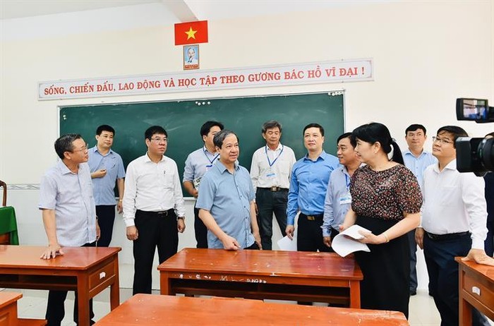 Bộ trưởng Nguyễn Kim Sơn và đoàn công tác kiểm tra tại Điểm thi Trường Trung học phổ thông Vị Thanh, tỉnh Hậu Giang năm 2024. Ảnh: Bộ Giáo dục và Đào tạo. IMG_8219.jpeg