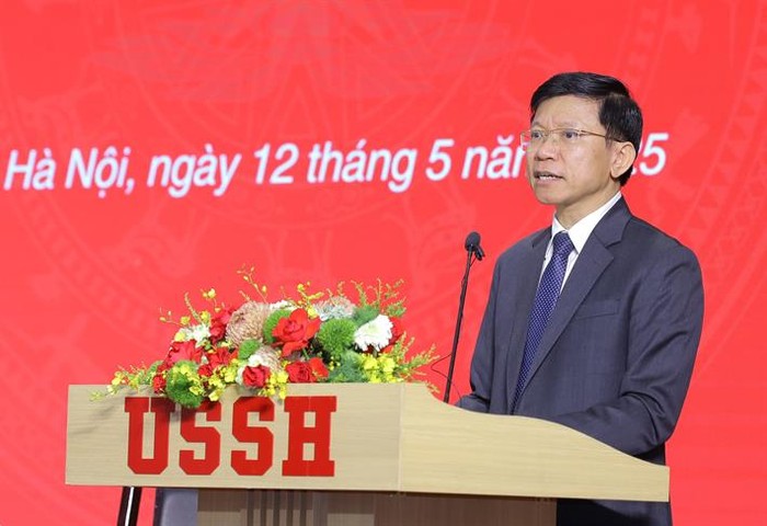 Giáo sư, Tiến sĩ Hoàng Anh Tuấn - Hiệu trưởng Trường Đại học Khoa học Xã hội và Nhân văn, Đại học Quốc gia Hà Nội báo cáo tại hội thảo. Ảnh: Bộ Giáo dục và Đào tạo. Giáo sư, Tiến sĩ Hoàng Anh Tuấn - Hiệu trưởng Trường Đại học Khoa học Xã hội và Nhân văn, Đại học Quốc gia Hà Nội báo cáo tại hội thảo. Ảnh: Bộ Giáo dục và Đào tạo.