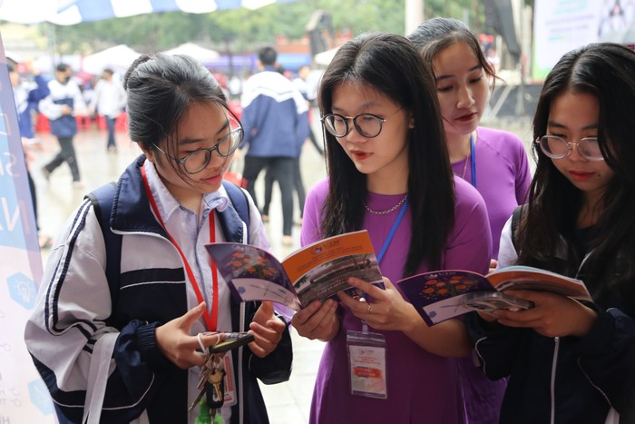 Nhiều em chọn các ngành liên quan đến ngoại ngữ vì nhận thấy triển vọng nghề nghiệp rộng mở. Ảnh minh họa: UTM. 419148082_1431679520988849_7664586169900070820_n.jpg