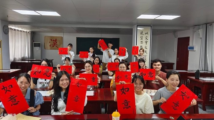 Sinh viên Trường Đại học Công nghệ và Quản lý Hữu Nghị đi thực tế tại Trung Quốc. Ảnh: NTCC. tq2023-(7).jpg