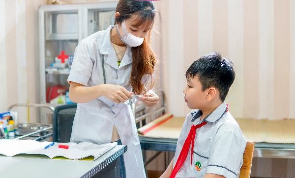 Công tác y tế học đường vẫn còn nhiều khó khăn. Ảnh minh họa: Quochoi.vn 1.y tế học đường.jpeg