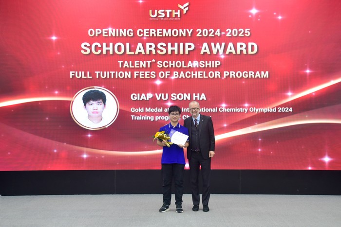Tân sinh viên Giáp Vũ Hà Sơn - Ngành Hóa học được nhận học bổng tài năng với giá trị học bổng 100% học phí toàn khóa học. Hà Sơn đạt Huy chương vàng trong kỳ thi Olympic Hóa học quốc tế 2024. _DSC0229.JPG