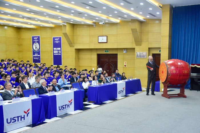 Giáo sư Jean-Marc Lavest - Hiệu trưởng chính USTH đánh trống khai giảng năm học mới. _DSC0339.JPG