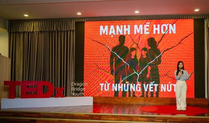 Diễn giả Bảo Khánh - học sinh lớp 11S trường Tiểu học, Trung học cơ sở và Trung học phổ thông Sky-Line Hill chia sẻ chủ đề “Mạnh mẽ hơn từ những vết nứt”. Bảo Khánh.jpg