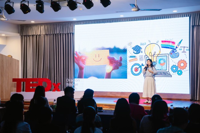 Diễn giả Trần Gia Linh - học sinh lớp 10 trường Trung học phổ thông Phan Châu Trinh chia sẻ chủ đề I'm fine - youth's silent scream (Tôi ổn - Tiếng hét thầm lặng của thế hệ trẻ). Gia Linh.jpg
