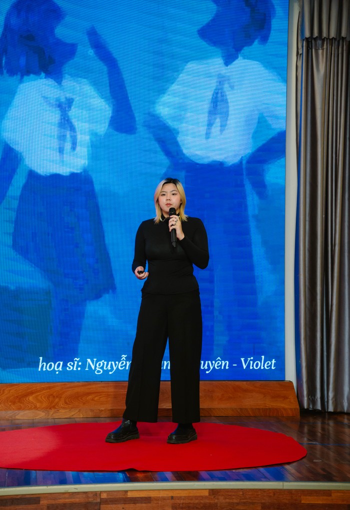 Diễn giả Trần Xuân Mỹ Linh học sinh lớp 12, trường APU American International School chia sẻ chủ đề Media, Accountability, And Awareness (Phương tiện truyền thông, trách nhiệm và nhận thức). Mỹ Linh.jpg
