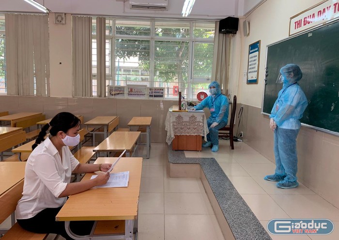 Diễn tập tình huống thí sinh sẽ được thi tại phòng riêng nếu bất ngờ có biểu hiện ho, sốt. Ảnh: Tùng Dương.